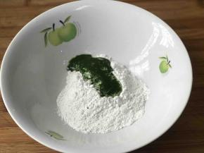 4，揉面团时记得分次加入果蔬汁，以免造成不成团的现象