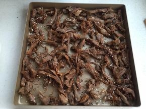 放入烤盘平铺（有两烤盘的量）撒些白芝麻。烤箱预热上下火170度，烤25-30分钟