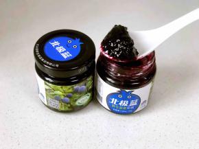 11，蓝莓酱一定要用比较浓稠的，液体成份太多不容易包起来，我用的北极蓝的蓝莓酱，蓝莓颗粒多，成固态，比较容易包