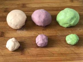 6，所有面团揉好后从每个面团上弄出来五分之一的小面团