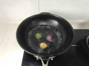 7，烧一锅开水，将小面团煮熟