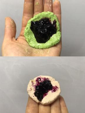 12，拿出一个小面团捏圆按扁，挖一勺子蓝莓酱包起来搓圆