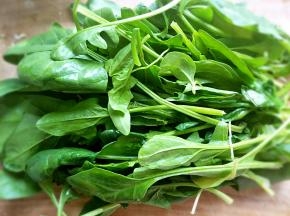 菠菜摘洗干净，锅内烧开水烫两分钟