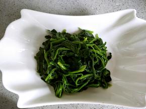 用力挤去水分，放在盘子里