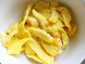 鸡蛋摊成蛋饼，切成条备用