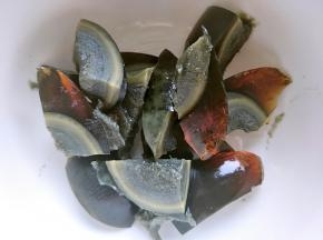 皮蛋一个剥去皮，切成小块