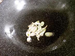 锅内倒油，油热了以后放入葱姜蒜爆香