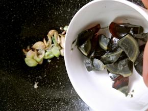 放入皮蛋块进行翻炒