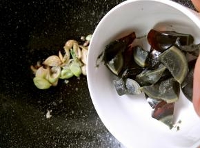 放入皮蛋块进行翻炒