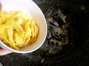 水开了以后放入鸡蛋皮