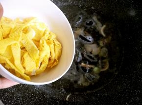 水开了以后放入鸡蛋皮