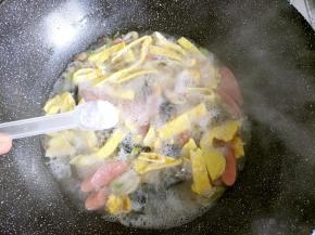 放入火腿片，加入盐进行调味