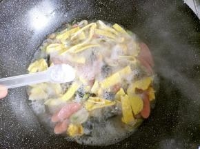 放入火腿片，加入盐进行调味