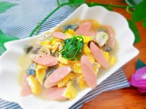 把烫倒在菠菜上即可