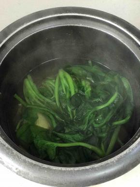 2，将菠菜用开水烫一下
