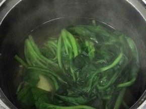 2，将菠菜用开水烫一下
