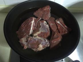 牛肉切大块，冷水入锅开煮
