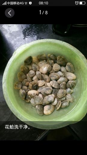 花蛤泡水后刷干净。