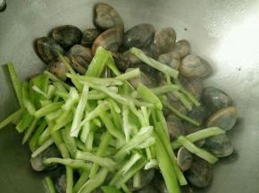 片刻后加入尖椒，翻炒。