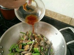 待尖椒变得翠绿后加入，用耗油、生抽、白糖和盐调好的汁。