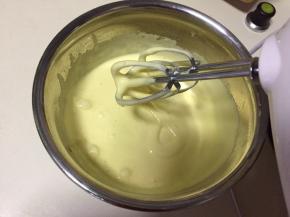 用电动打蛋器打发至画8在5秒之内不消失即可