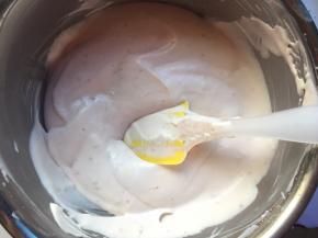 和草莓液混合拌匀，草莓慕斯液就做好了