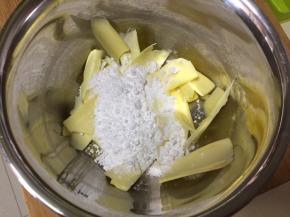 黄油提前室温软化，加入糖粉，用电动打蛋器搅打均匀