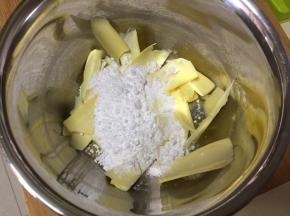 黄油提前室温软化，加入糖粉，用电动打蛋器搅打均匀