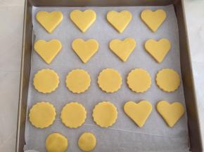 用模具压出形状，剩余的面团随便捏圆压扁就行，放入预热好的烤箱150度，15分钟，上下火