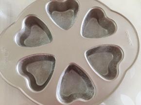 模具中刷入黄油，撒上低粉，这样避免模具沾