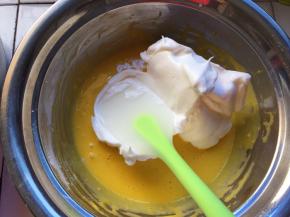 分一半到蛋黄糊中，从下往上搅拌均匀