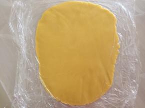 放入保鲜袋，擀成面片，厚度自己决定就可以了，放入冷冻室冷冻10分钟，不要冻太久太硬