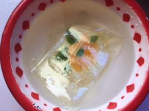 吉利丁片用冷水泡软，然后倒掉冷水，将吉利丁片用手挤一下，去除多余水份，放入刚刚的草莓液中，隔热水融化搅拌均匀即可