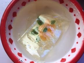 吉利丁片用冷水泡软，然后倒掉冷水，将吉利丁片用手挤一下，去除多余水份，放入刚刚的草莓液中，隔热水融化搅拌均匀即可