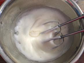 然后中速打发至粗泡消失，加入三分之一白砂糖