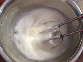 然后中速打发至粗泡消失，加入三分之一白砂糖