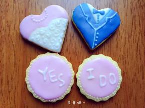 每挤糖霜时，要等下面一层干了再挤哦！