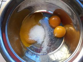 将蛋白和蛋黄分离，蛋白盆中应无油无水无蛋黄，蛋黄中加入白砂糖搅拌均匀