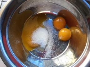 将蛋白和蛋黄分离，蛋白盆中应无油无水无蛋黄，蛋黄中加入白砂糖搅拌均匀