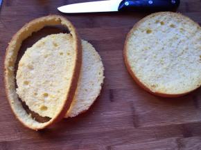 切出两片，一片只用将周围一圈去掉就可以，另一片需要很小，主要看草莓在模具中占的位置有多少，再进行修饰