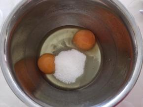 将白糖加入全蛋液中