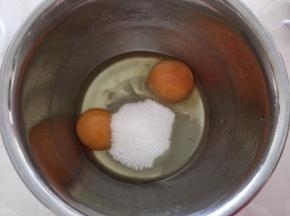 将白糖加入全蛋液中