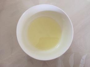 将玉米油和牛奶搅拌均匀，倒入蛋糕糊中绊匀