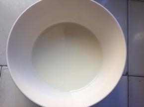 纯牛奶和玉米油混合均匀，倒入蛋黄盆中搅拌均匀