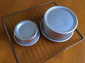 出炉震两下，震出热气，倒扣待凉以后即可脱模