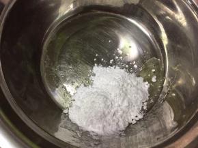 现在制作糖霜，将糖粉分两次加入蛋清中，用电动打蛋器打发