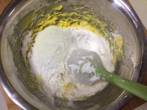 加入低粉和奶粉，搅拌均匀