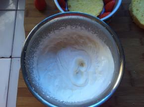 淡奶油加入白砂糖打发至6分发，有纹路状态