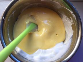 再倒回蛋白盆中继续搅拌均匀