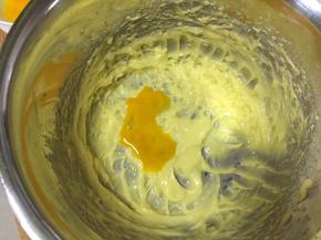分两次加入鸡蛋液，打发，不要打太久，混合在一起就可以了